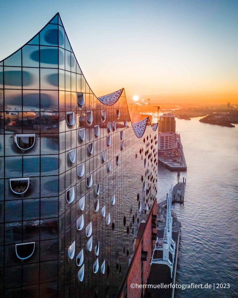 Sonnenaufgang hinter der Elbphilharmonie in Hamburg
