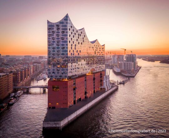 Die Elbphilharmonie Hamburg nur wenige Minuten vor Sonnenaufgang
