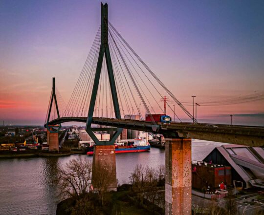 Die Köhlbrandbrücke Hamburg im Sonnenuntergang