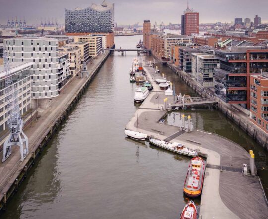 Blick über den Sandtorhafen/ Traditionsschiffhafen mit Elbphilharmonie Hamburg