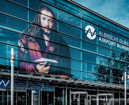 Die Fassade der Ausweisstelle des Albrecht-Dürer-Airports in Nürnberg