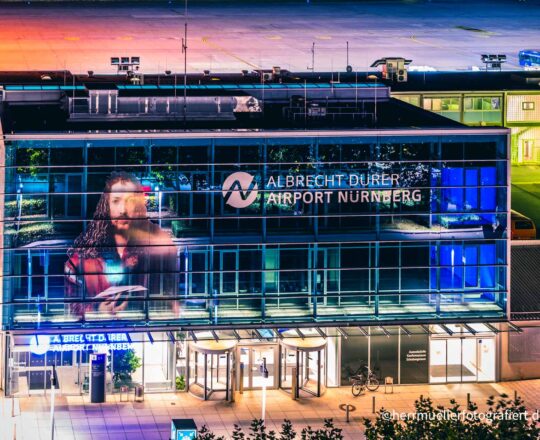 Glasfassade der Ausweisstelle am Albrecht Dürer Airport Nürnberg