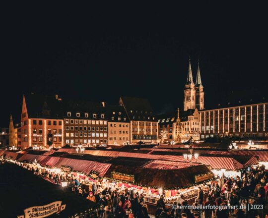 Blick über den Christkindlesmarkt bei Nacht am Hauptmarkt Nürnberg