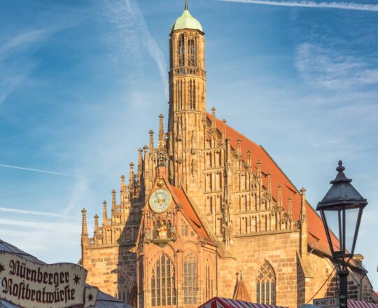 Die Frauenkirche am Hauptmarkt Nürnberg mit Buden des Christkindlesmarktes