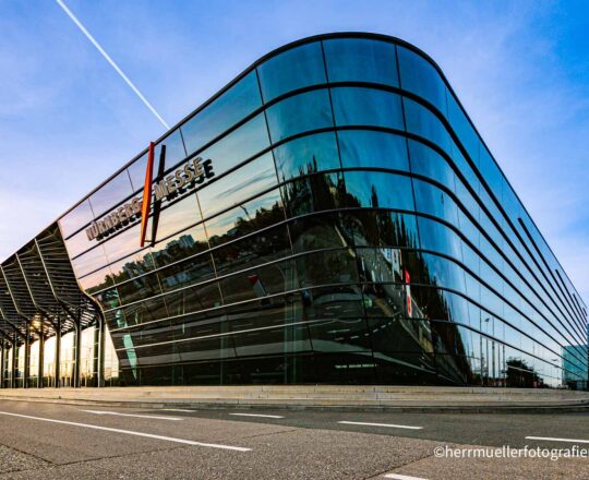 Die futuristische Messehalle 3A des Messezentrums Nürnberg
