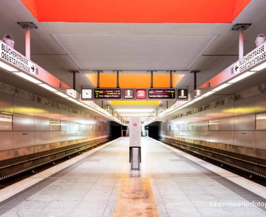 U-Bahn Nürnberg: Farbenfrohe Aufnahme der U-Bahn Haltestelle Sündersbühl