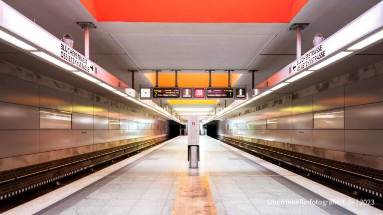 U-Bahn Nürnberg: Farbenfrohe Aufnahme der U-Bahn Haltestelle Sündersbühl