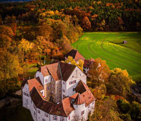 Burg Henfenfeld oder auch Pfinzingschloss im Ortskern von Henfenfeld