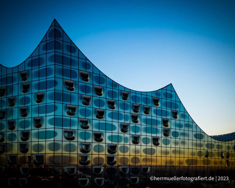 Wellenförmige Glasfassade der Elbphilharmornie in Hamburg