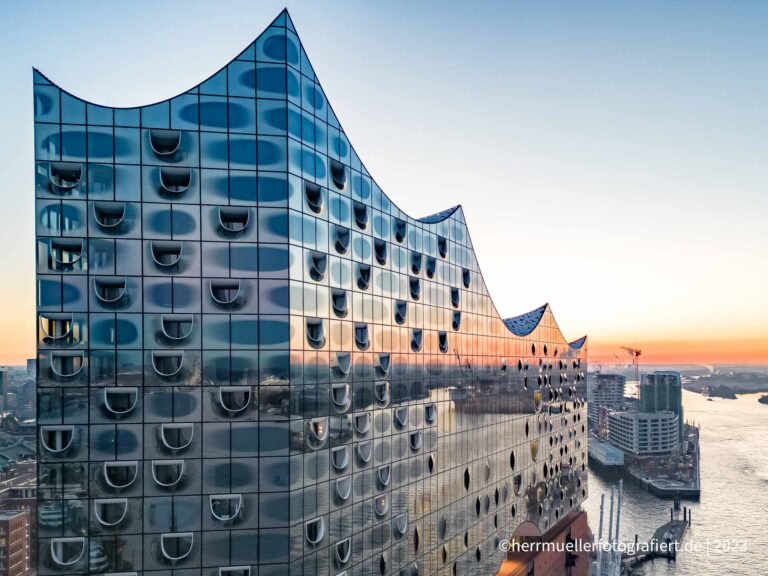 Wellenförmige Glasfassade der Elbphilharmornie in Hamburg