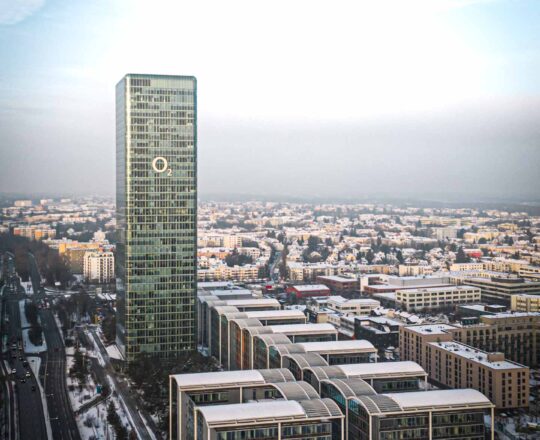 Die Ostansicht des o2 Towers mit Uptown Gebäuden in München