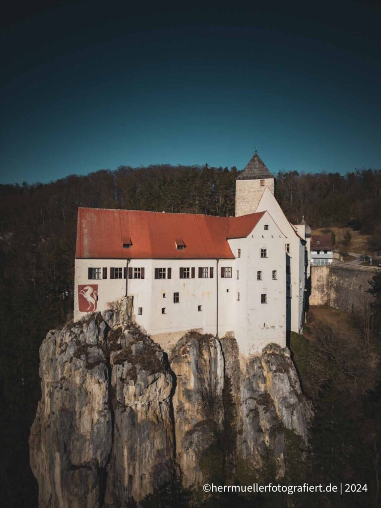 Burg Prunn mit Gurrenwappen auf dem Felsplateau 70 Meter über dem Altmühltal