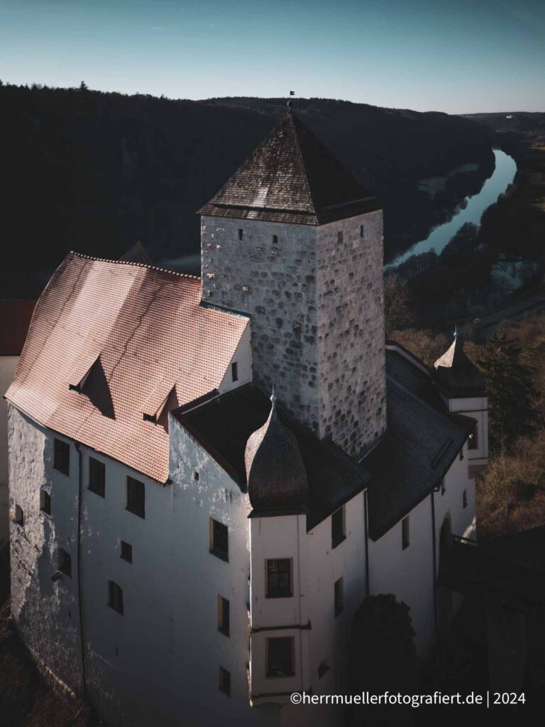 Burg Prunn thront majestätisch über dem Altmühltal