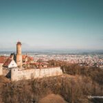 Burg Altenburg bei Bamberg mit Vorhof und Bamberg im Hintergrund