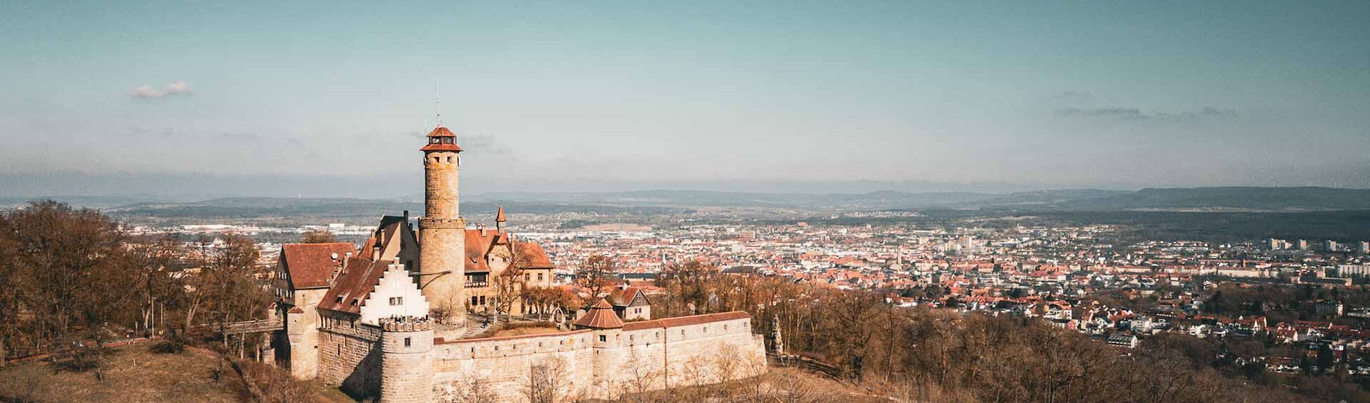 Burg Altenburg bei Bamberg mit Vorhof und Bamberg im Hintergrund