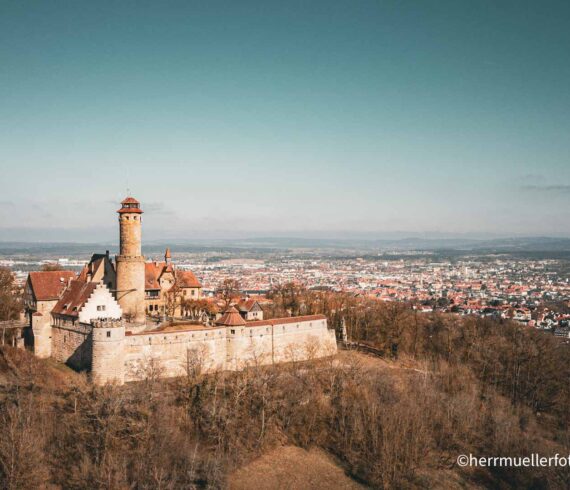 Burg Altenburg bei Bamberg mit Vorhof und Bamberg im Hintergrund