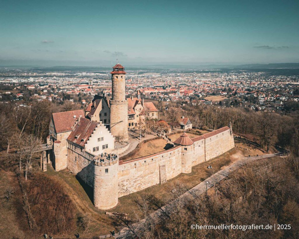 Burg Altenburg bei Bamberg mit Vorhof und Bamberg im Hintergrund